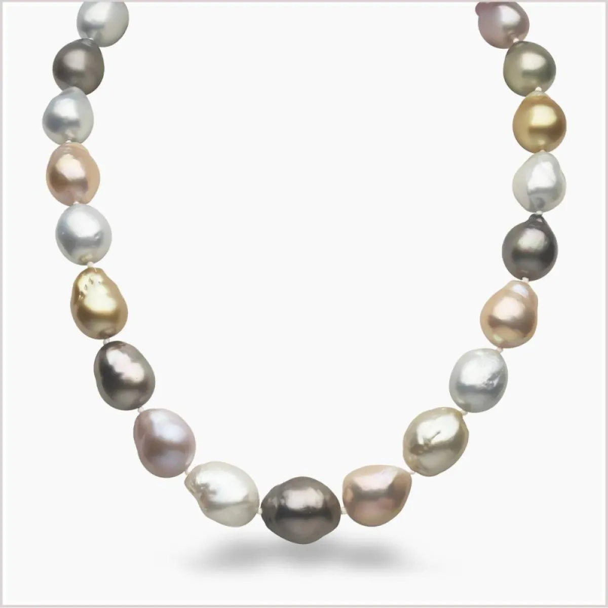 عقد لؤلؤ بيج من Yoko London