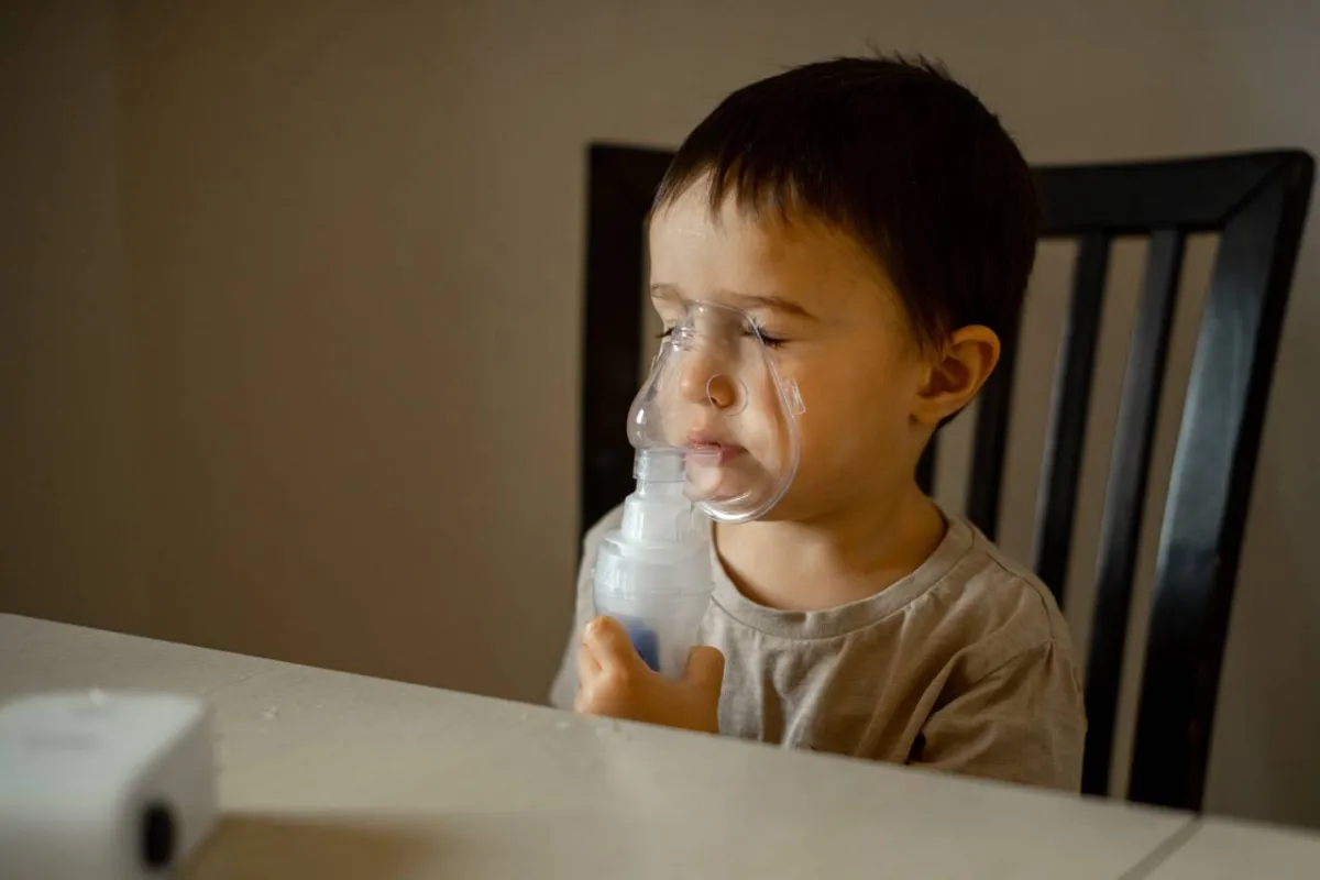 طفل مصاب بضيق التنفس