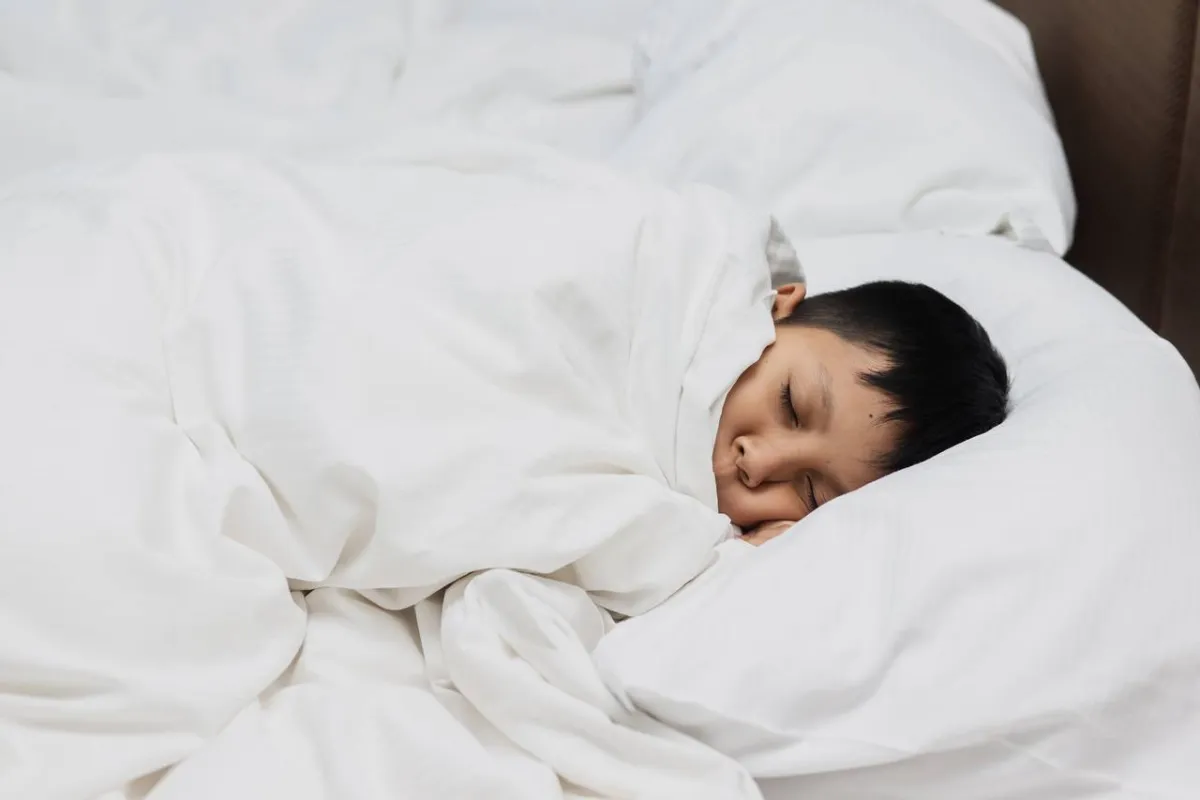 صورة لطفل يبالغ في التدفئة