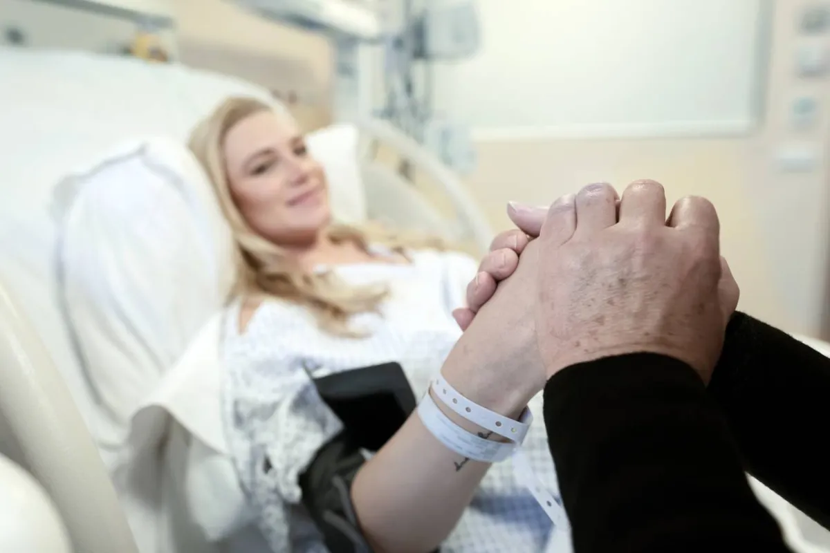 صورة لامرأة في الطوارئ