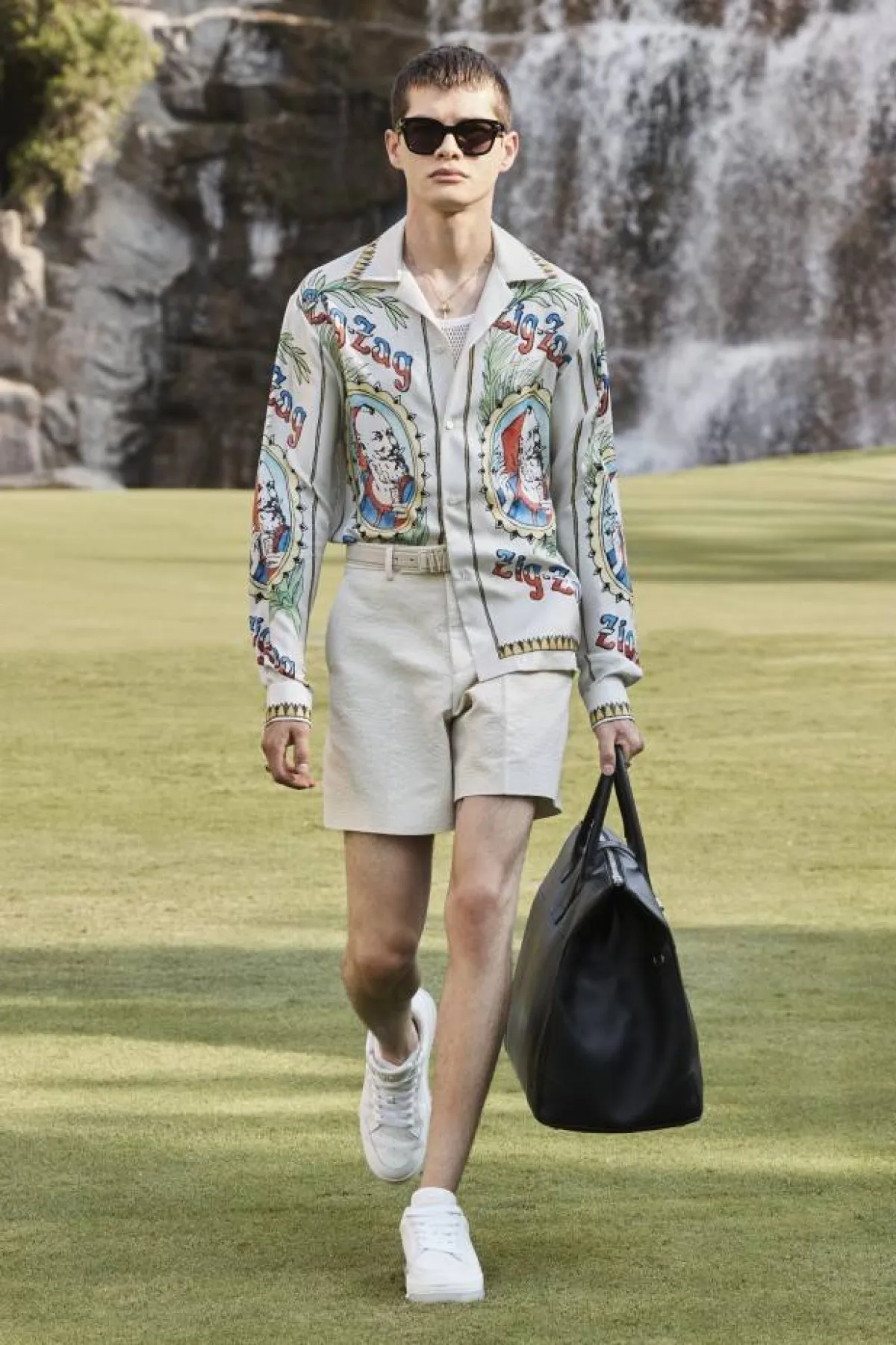 شورت بيج باستيل مع قميص مطبع بالرسوم الملونة من  أميري Amiri