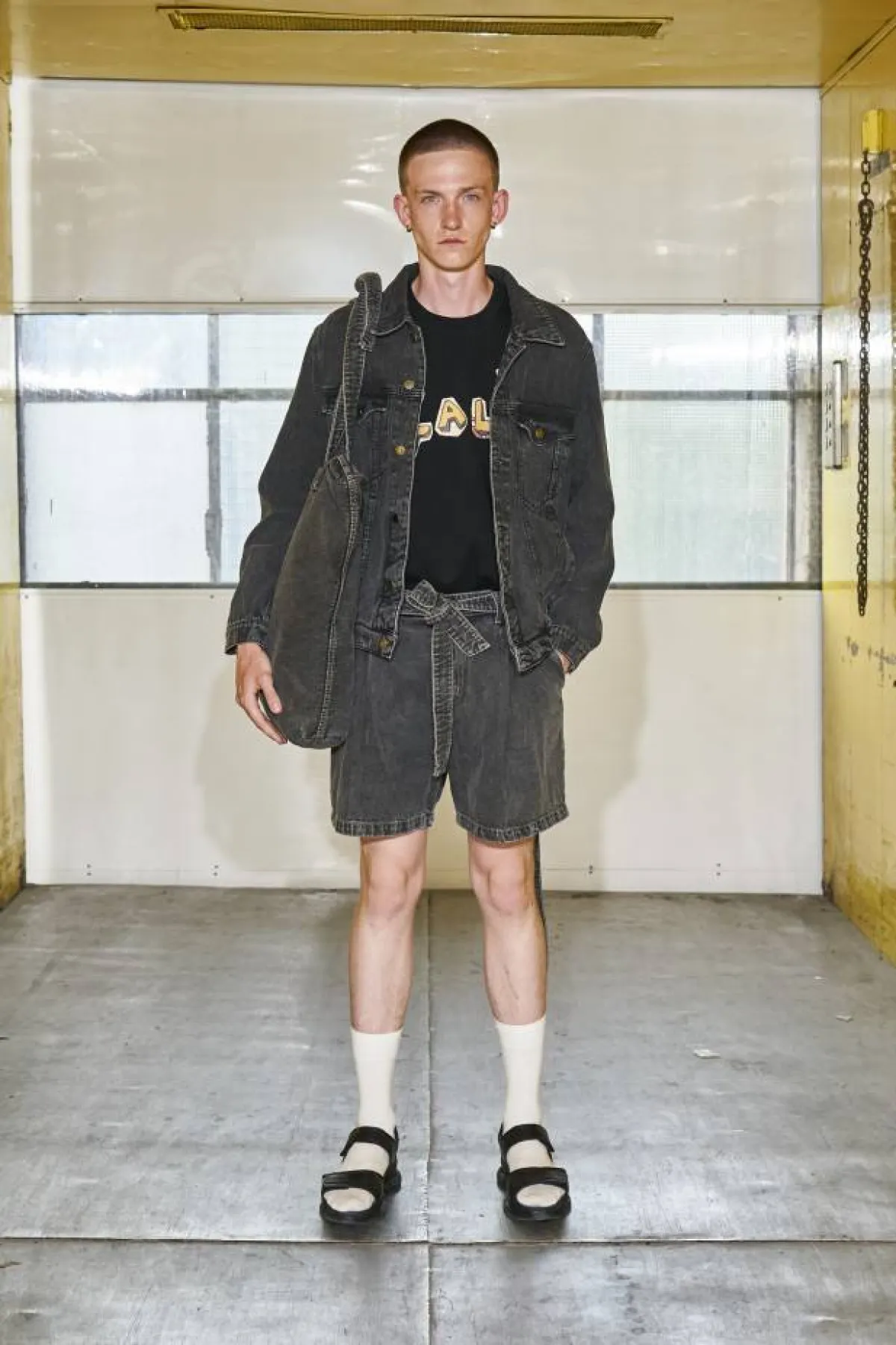 شورت رمادي داكن من الجينز مع جاكيت جينز باللون نفسه من  ديفيد كاتالان  David Catalan