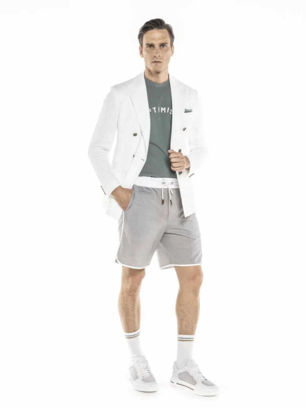 شورت رمادي باستيل مع بليزر أبيض وتيشرت أخضر من إيليفنتي Eleventy