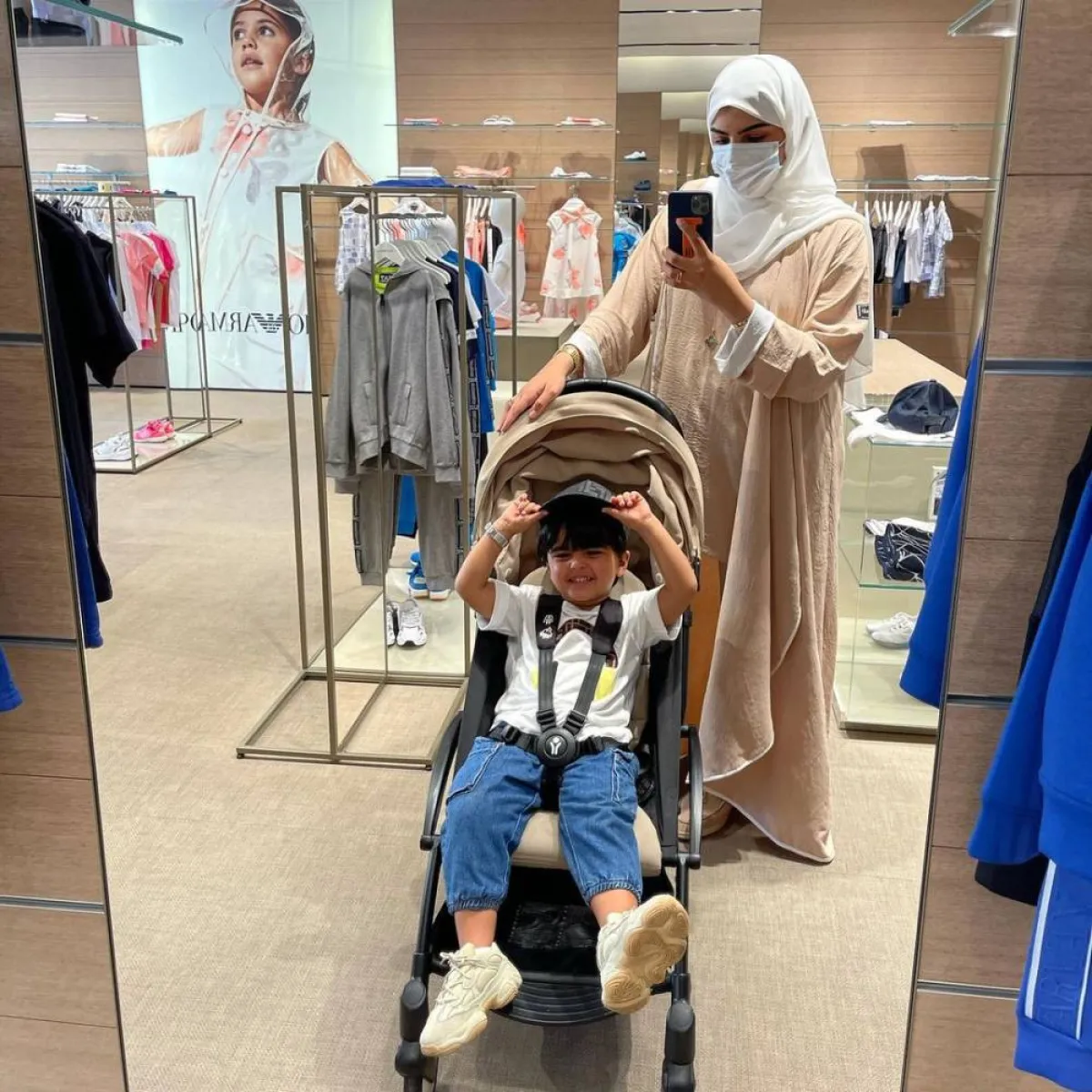 سارة الودعاني برفقة ابنها - الصورة من حسابها الرسمي على إنستغرام