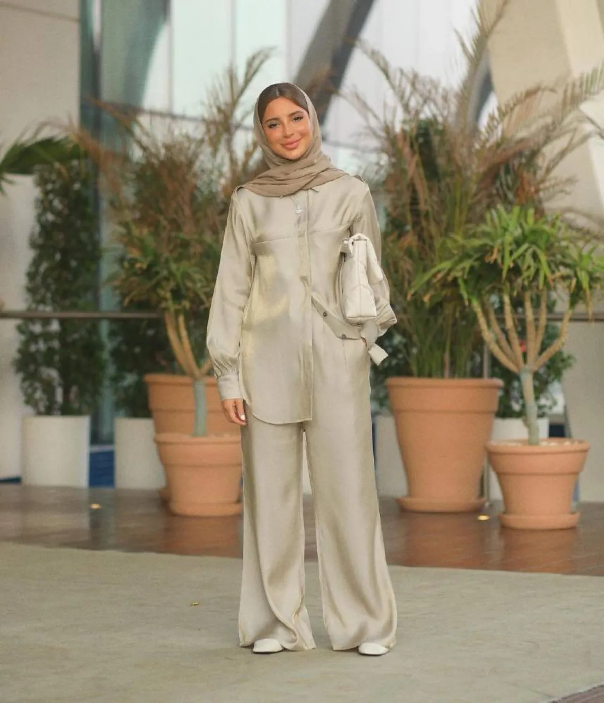 فاطمة حسام بقميص ستان بيج باستيل مع بنطلون ستان واسع بنفس اللون