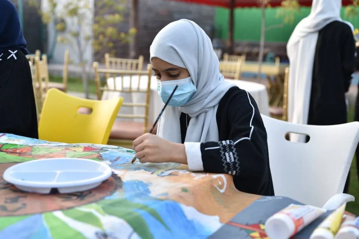 وكان ضمن المشاركين في رسم اللوحة كل من الفنانات الواعدات