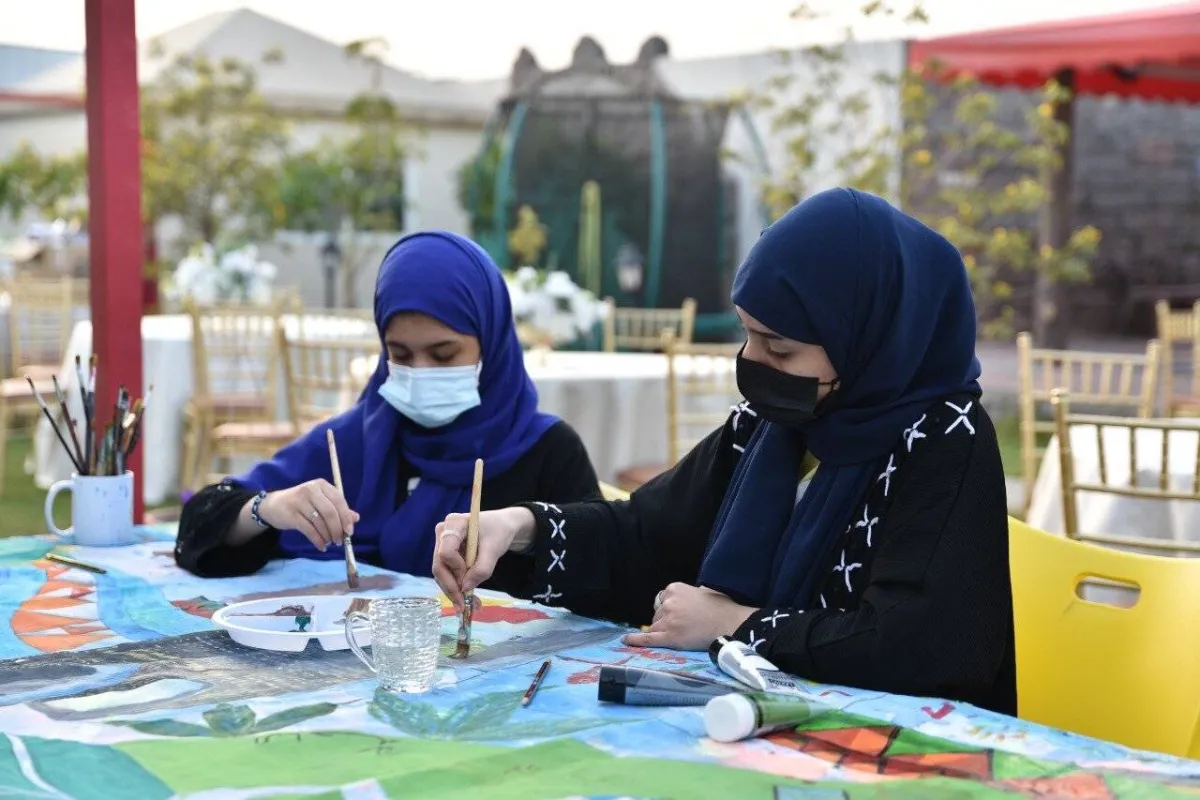 فنانتان مشاركتان برسم اللوحة 