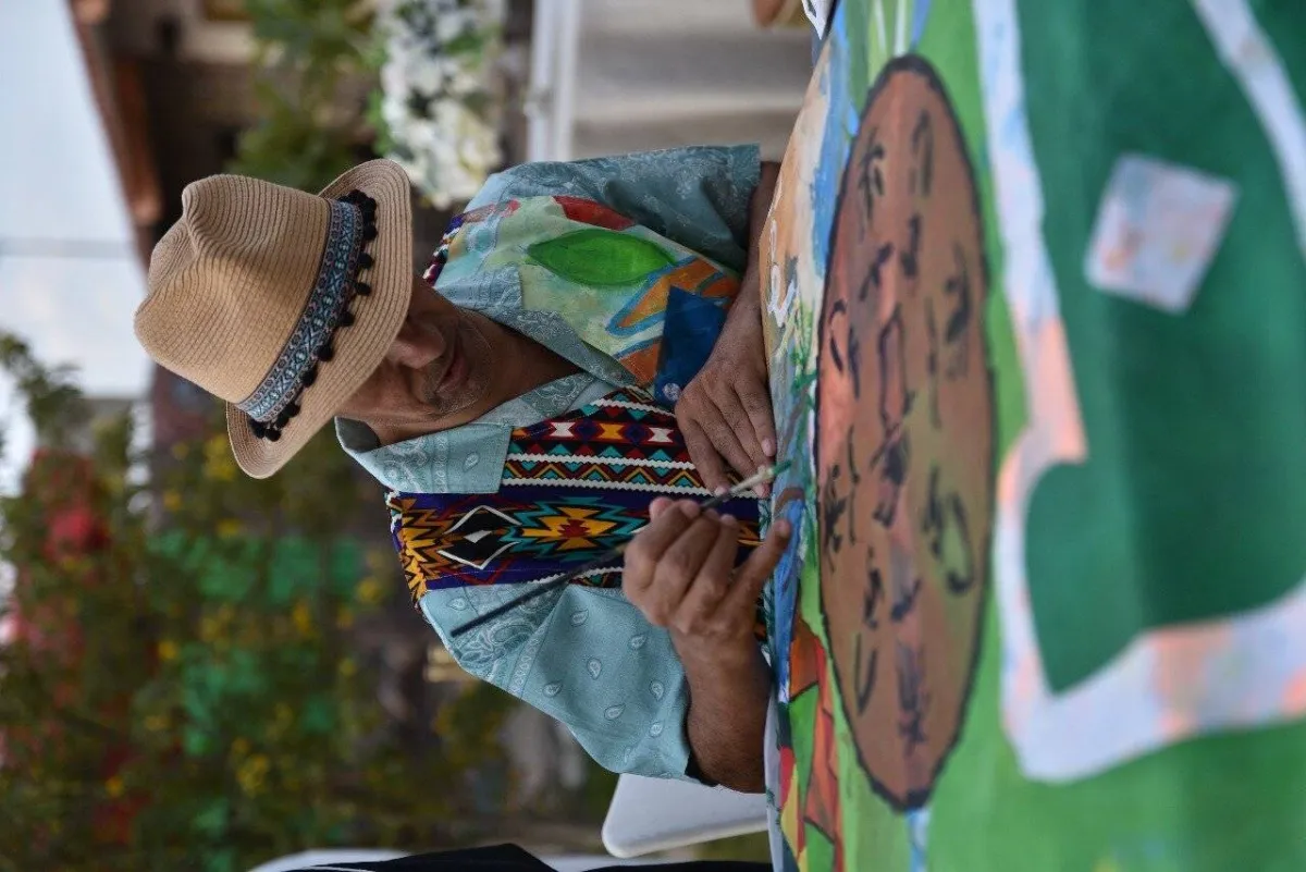  أثناء رسم اللوحة