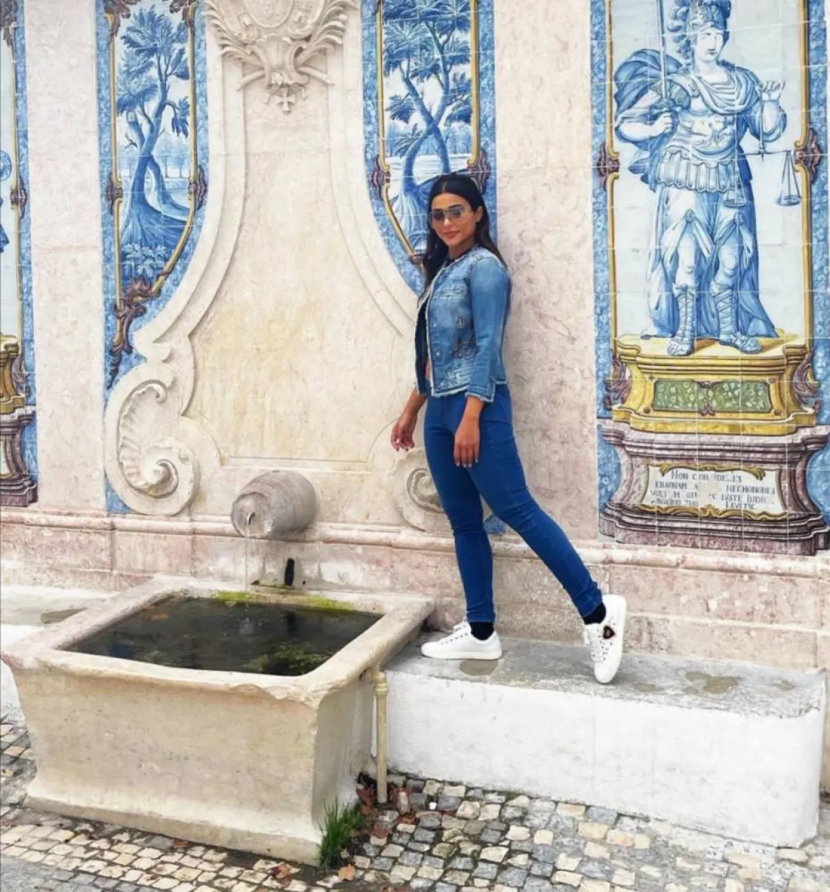 مهيرة عبد العزيز بإطلالات كاجوال بالجينز 