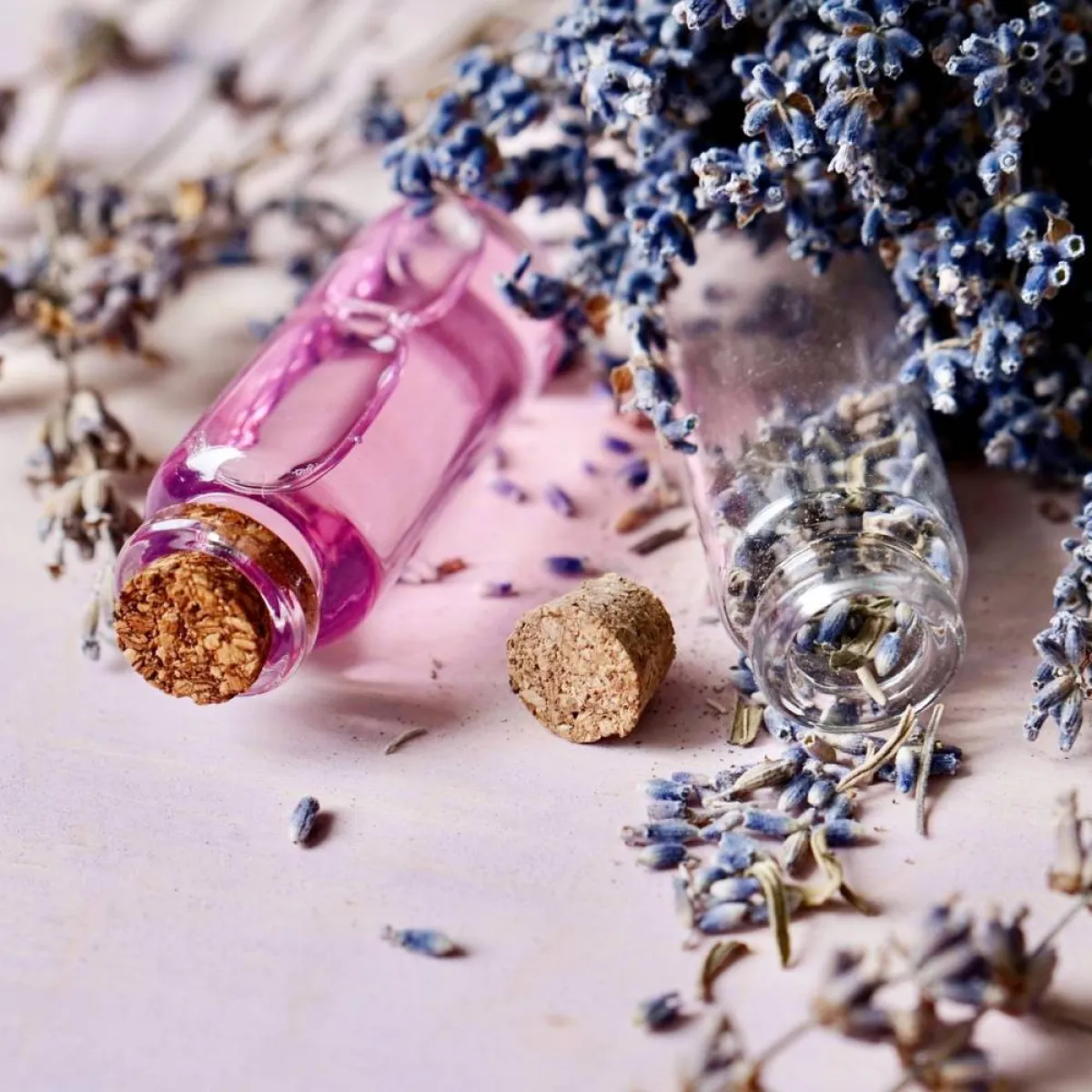 صورة لصابون وزيوت عطرية