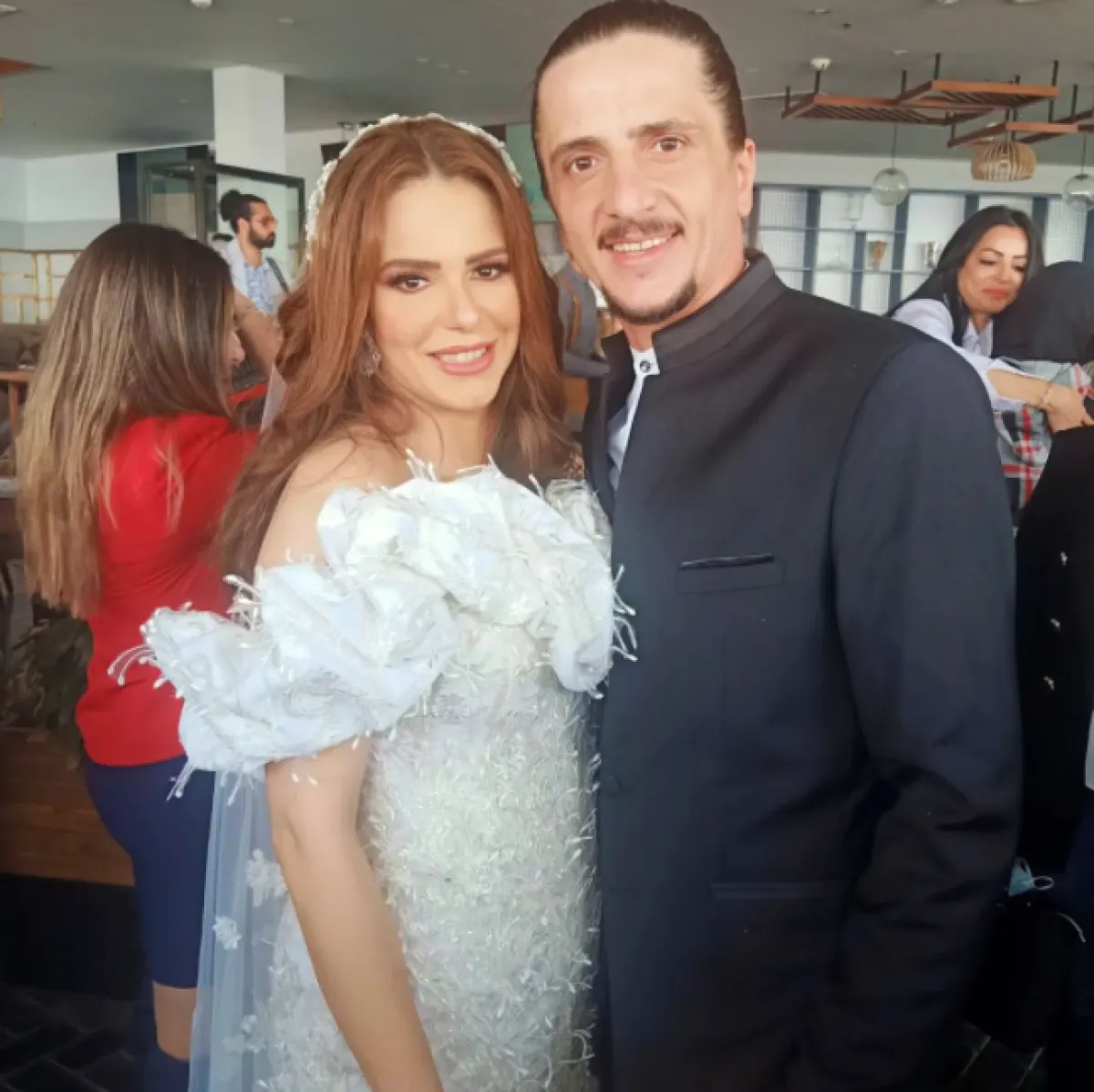 دنيا عبد العزيز وزوجها المهندس مطفى كامل من حفل زفافها - الصورة من حساب دنيا عبد العزيز