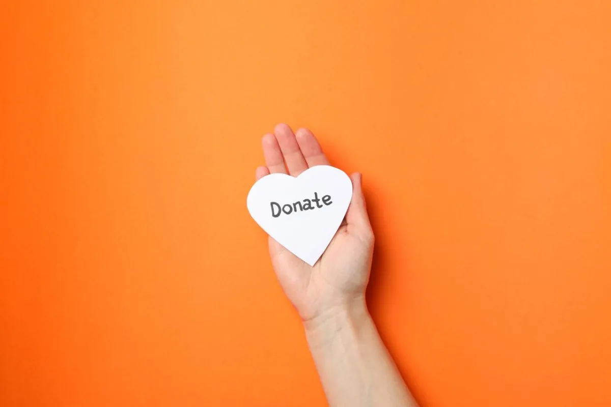 صورة تعبيرية عن التبرع كجزء من الخدمة المجتمعية