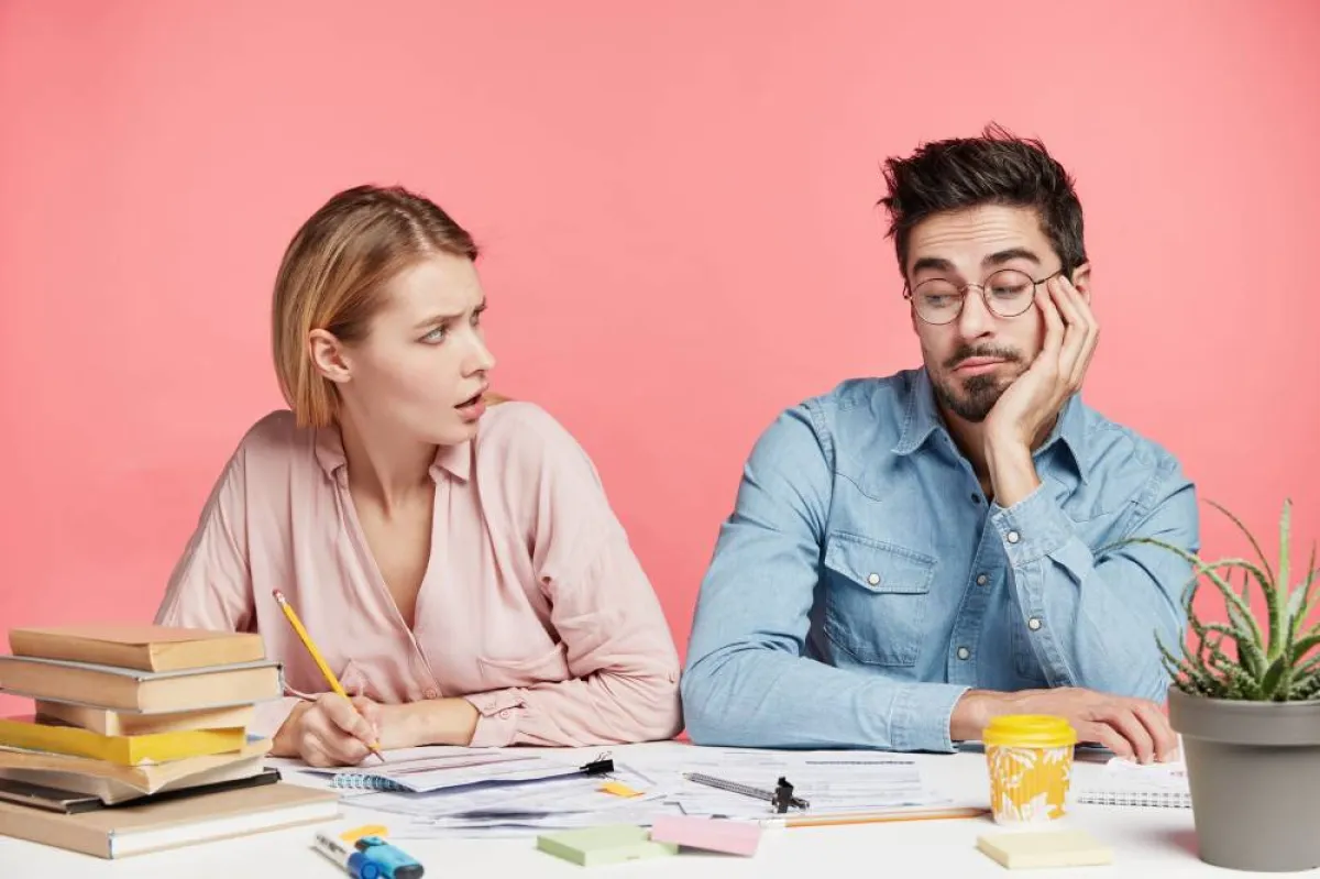 الأفراد الذين يثبطون عزيمة زملائهم يؤثرون سلبًا في العمل