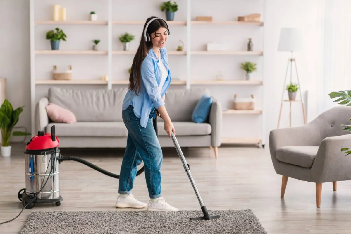 استخدام المكنسة الكهربائية لغرض إزالة الغبار والأتربة والشعر هي الخطوة الأولى، من خطوات تنظيف السجادة 