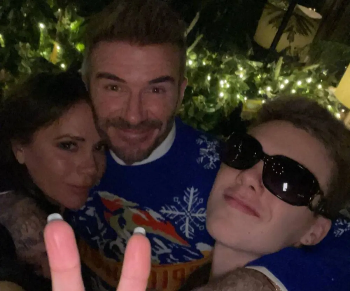 كروز بيكهام مع والديه - الصورة من حسابه في إنستغرام