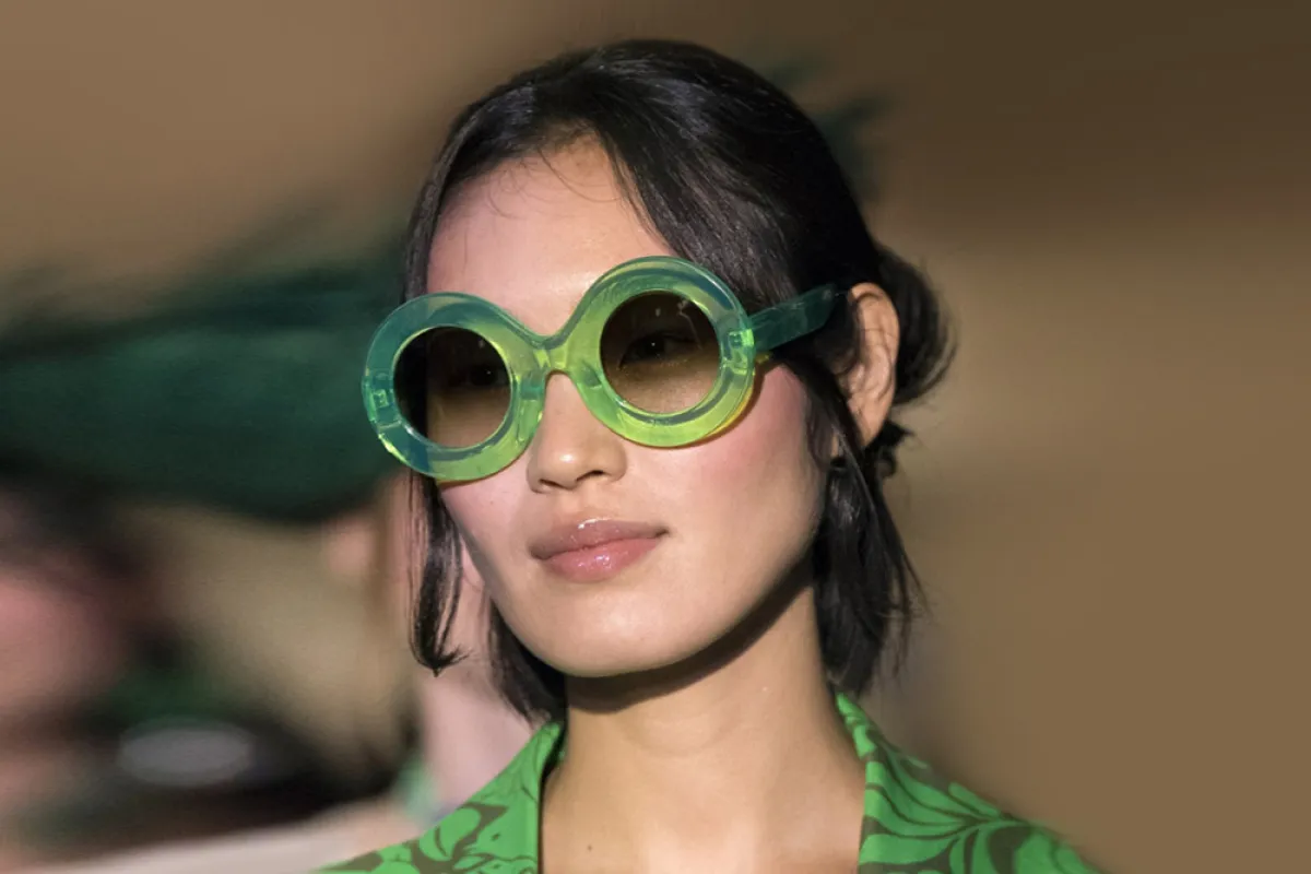 نظارة شمسية بعدسات دائرية بإطار أخضر من  أنا سوي Anna Sui