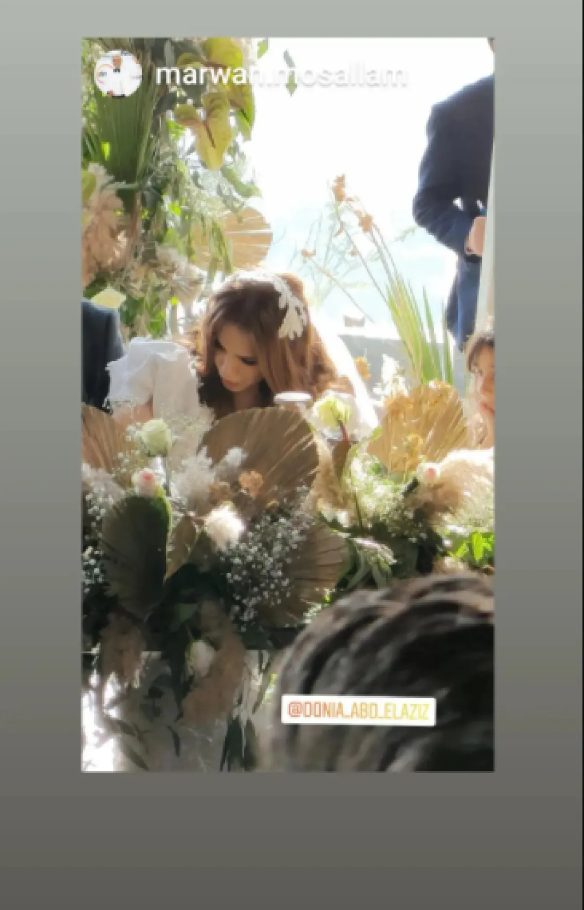 دنيا توقع على عقد قرانها - الصورة من حسابها على انستغرام