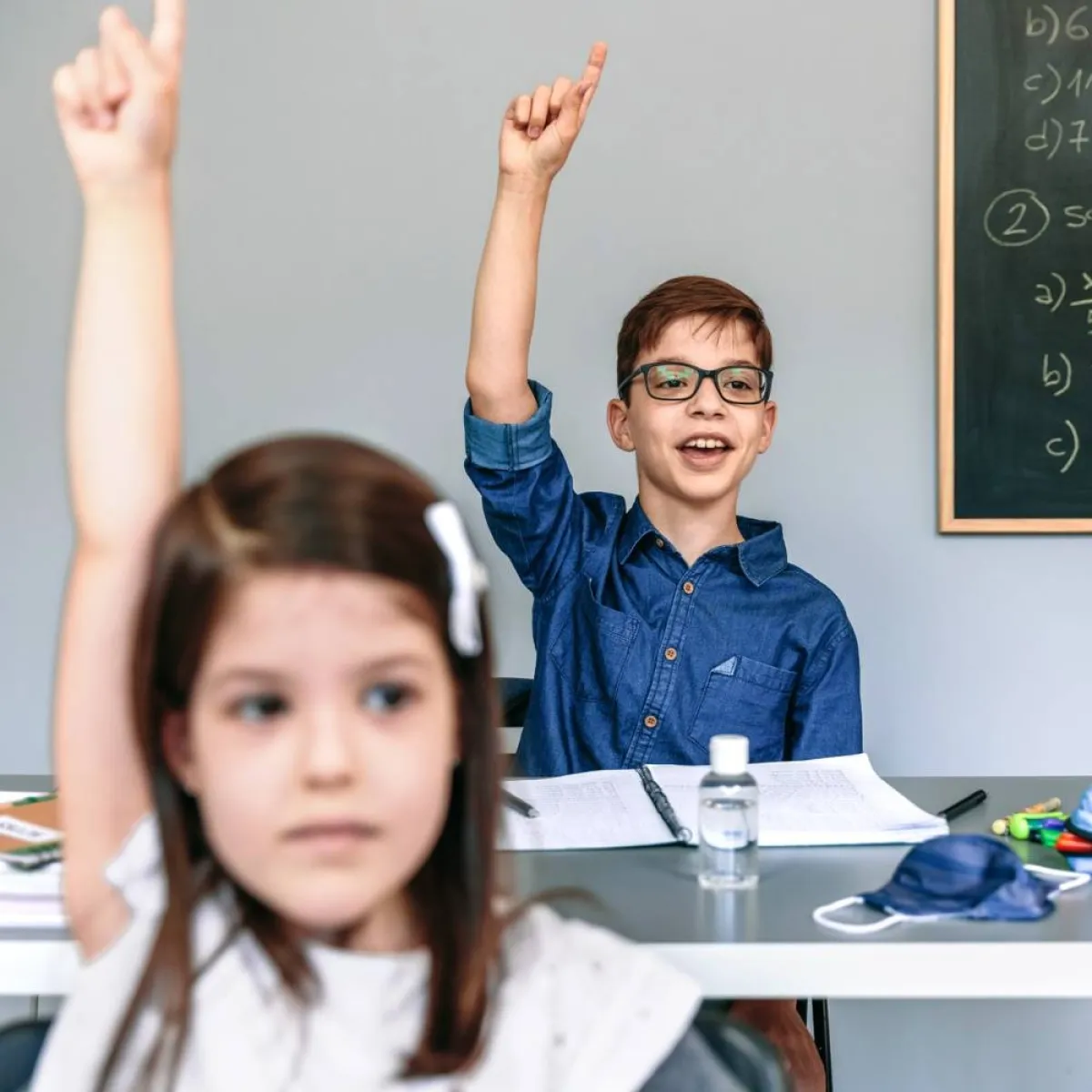 صورة لطفل وطفلة بالمدرسة