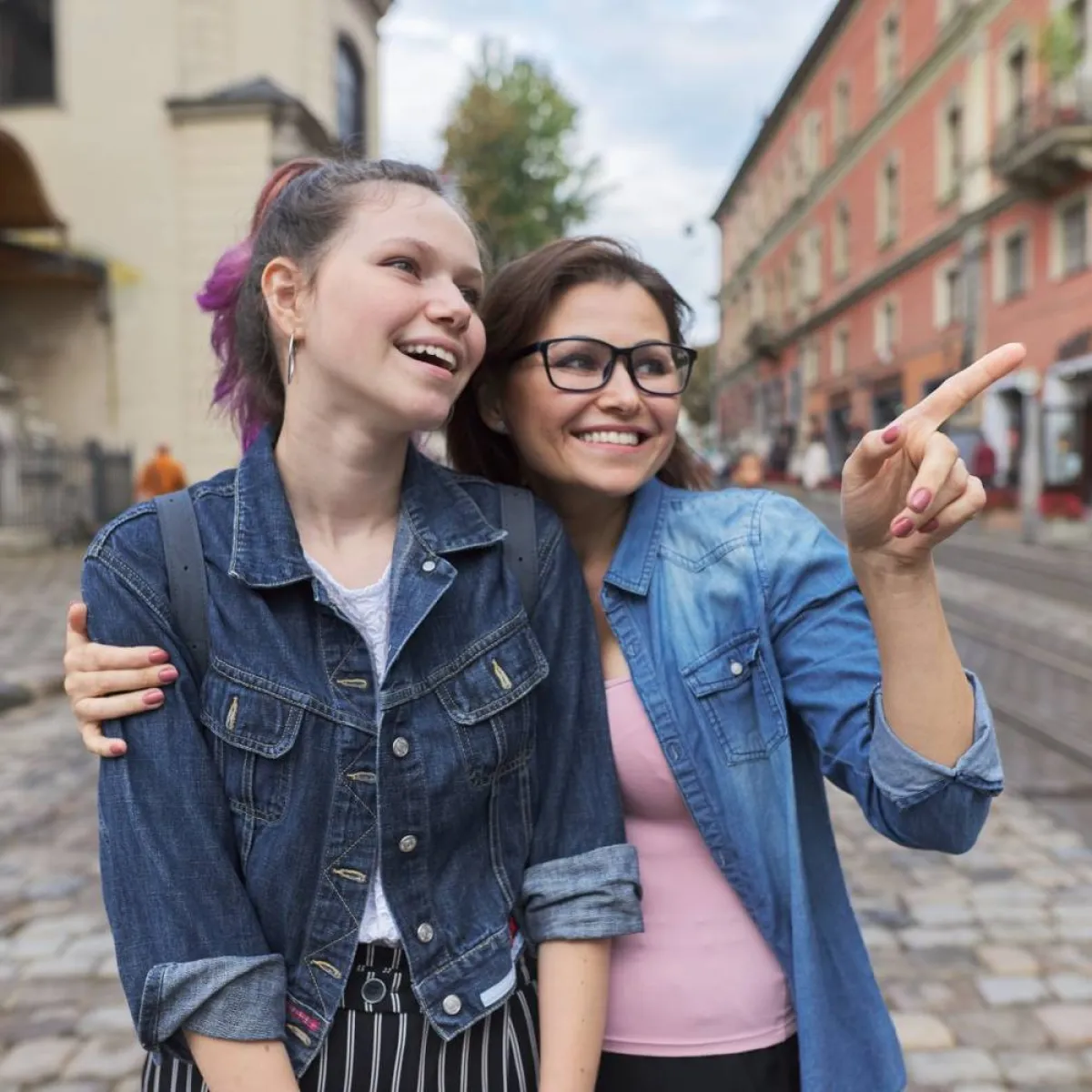 صورة تعبر عن العلاقة بين الأم والمراهقة