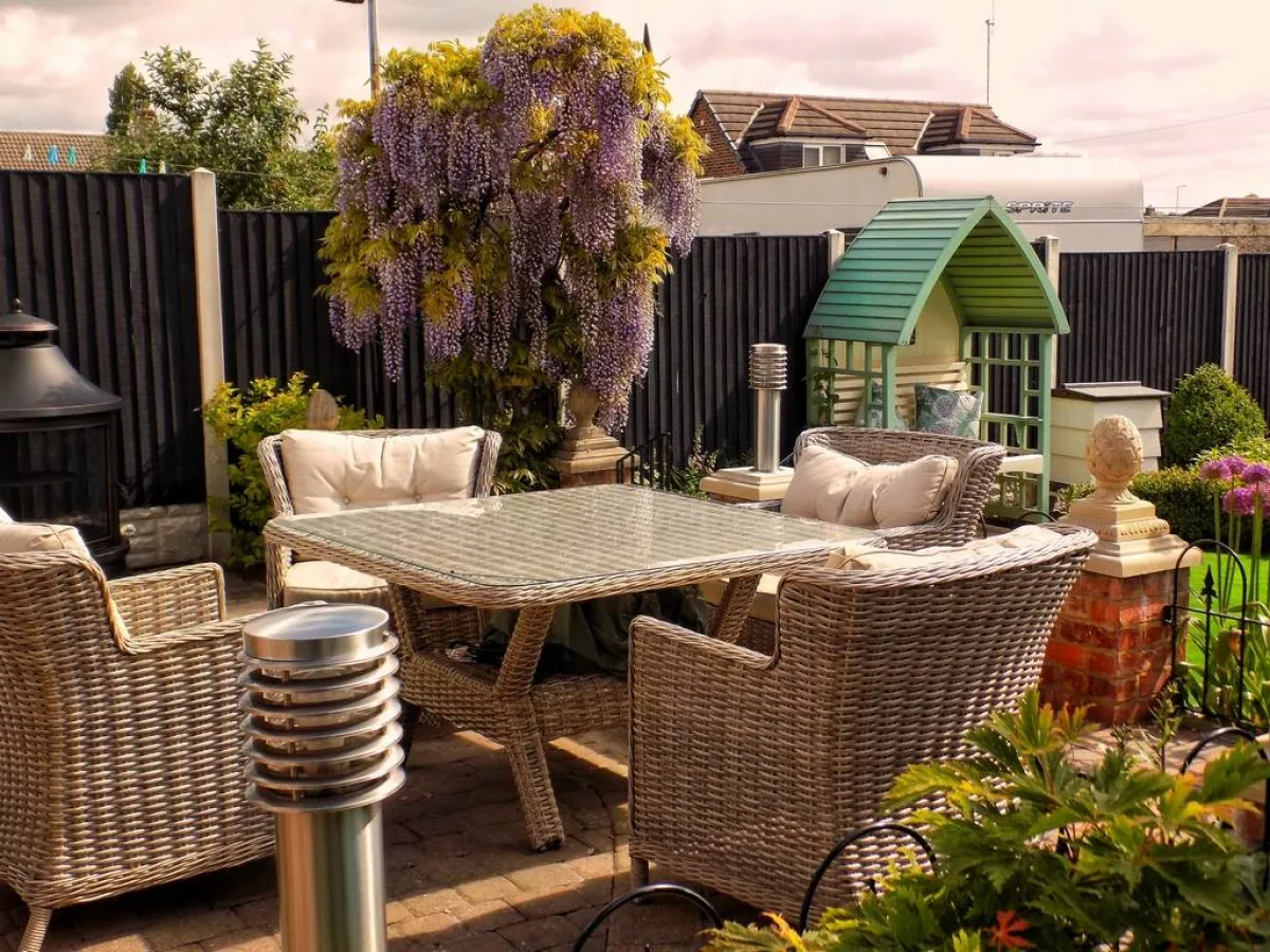 من الواجب أن يكون الأثاث في الحديقة المنزلية مريحًا