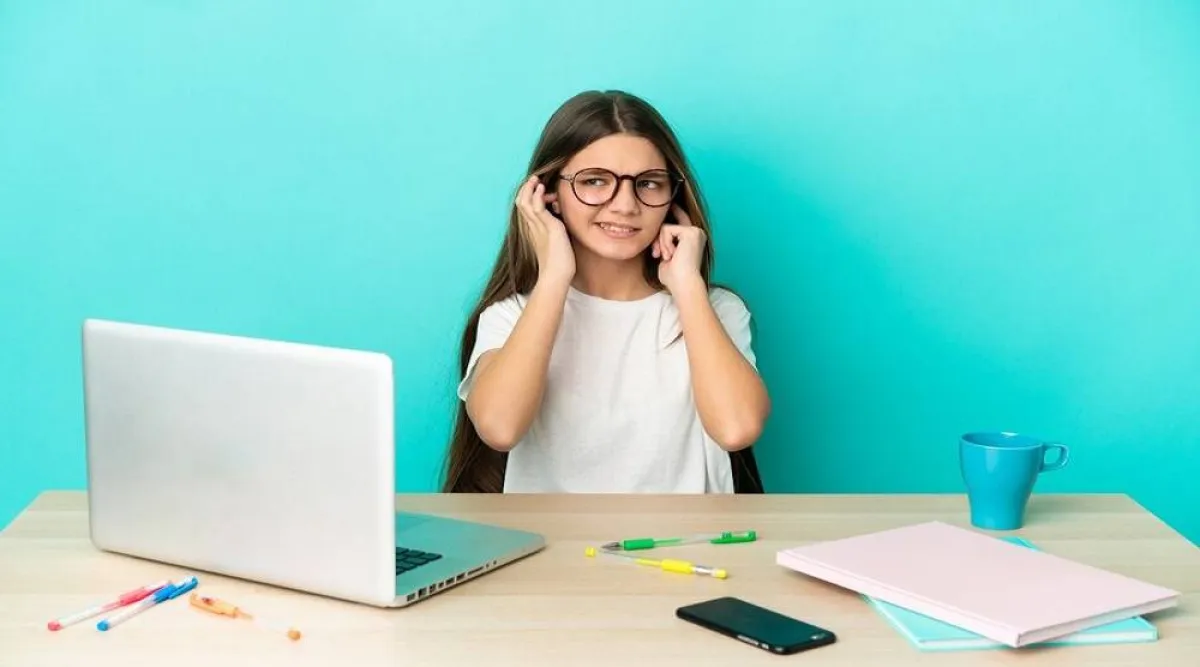 صورة لطفلة مراهقة تحاول السمع