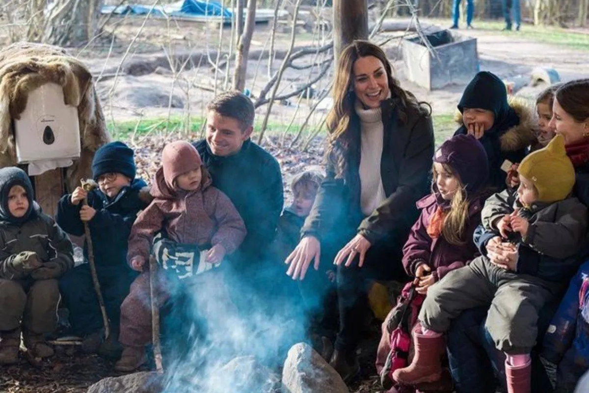 كيت ميدلتون وسط الأطفال في الطبيعة- الصورة من حساب Duke and Duchess of Cambridge على إنستغرام