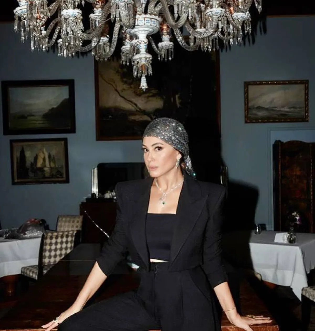 هند صبري ببدلة رسمية سوداء بكروب توب وبليزر قصير