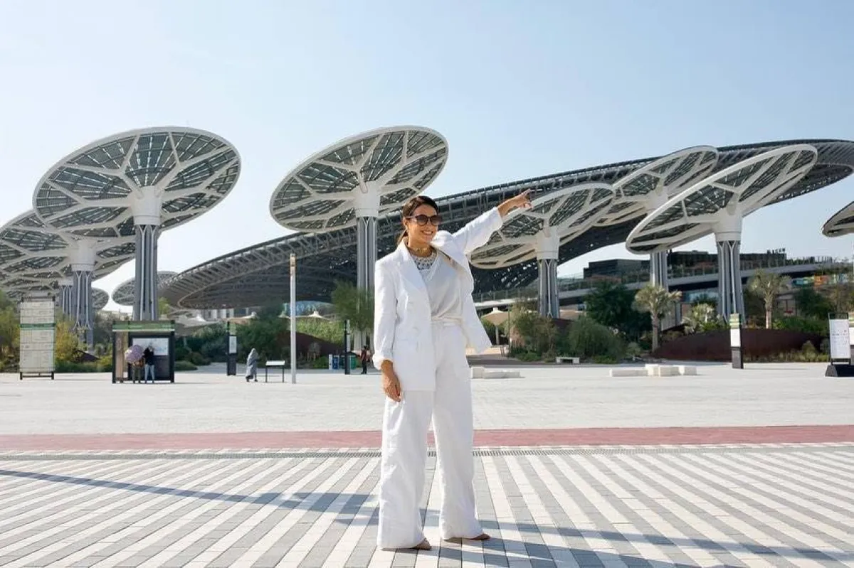 هند صبري ببليزر أبيض وبنطلون أوف أبيض واسع وتوب أوف وايت