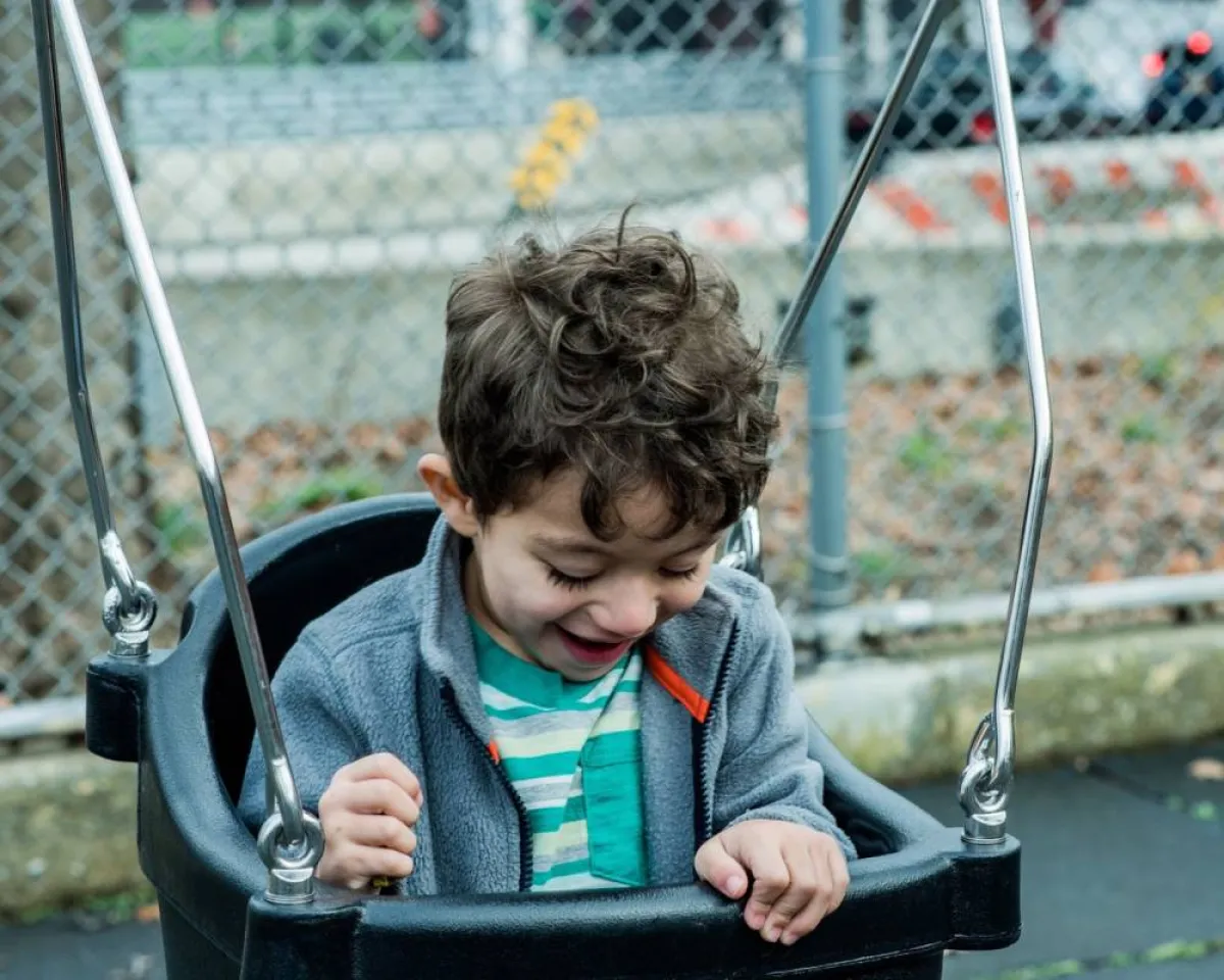 صورة لطفل على الأرجوحة