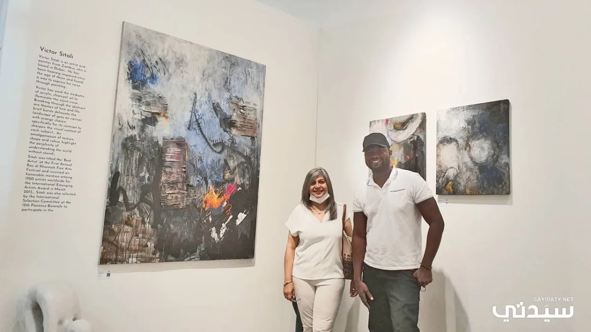 صورة فيكتور مع الفنانة المشرفة على أعماله غولشان كافارانا