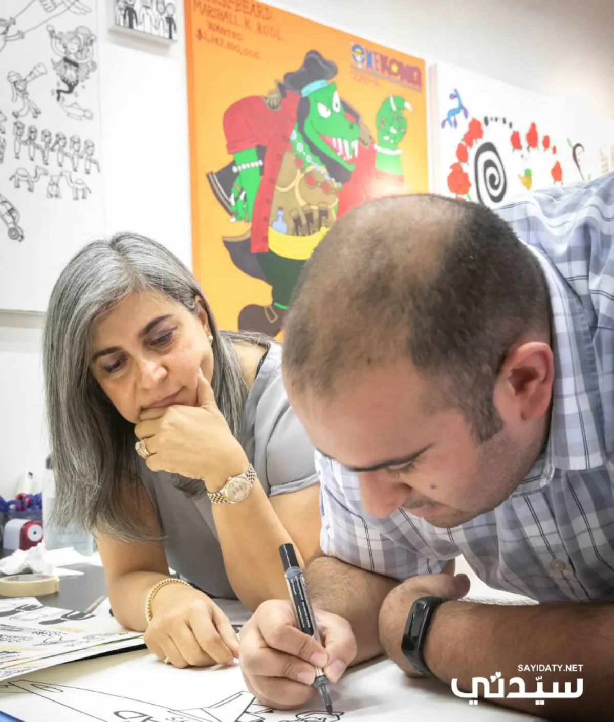 صورة عبدالله مع الفنانة المشرفة على أعماله غولشان كافارانا