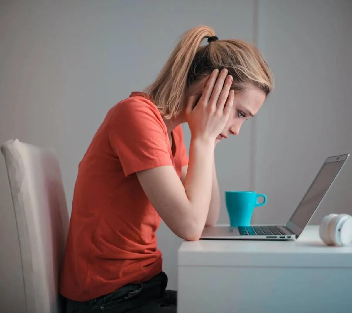 كيف أواسي شخصاً ينتابه الضيق؟ 