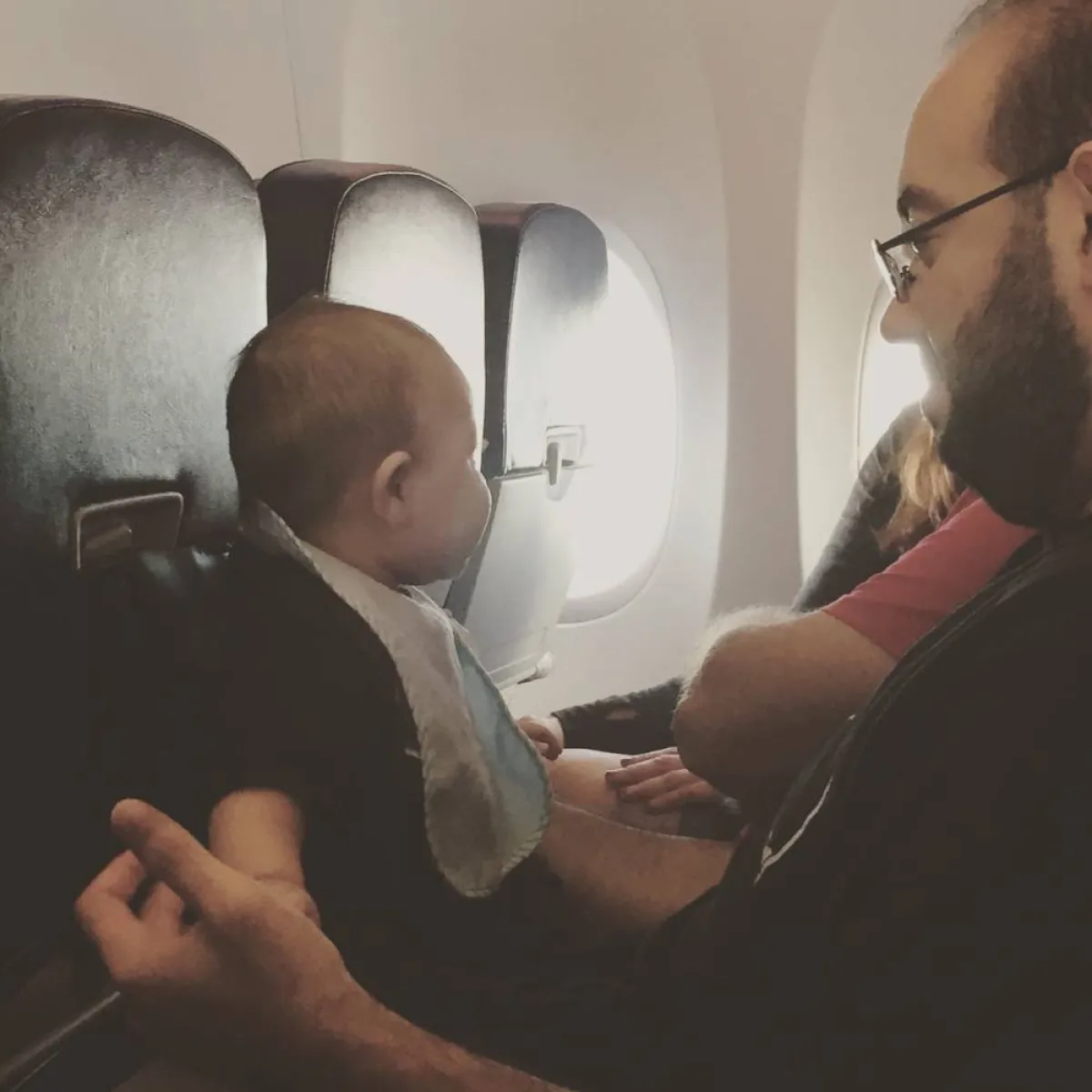 صورة لرضيع في الطائرة