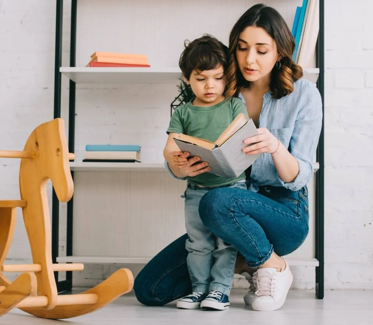 صورة عن تعليم الطفل القراءة