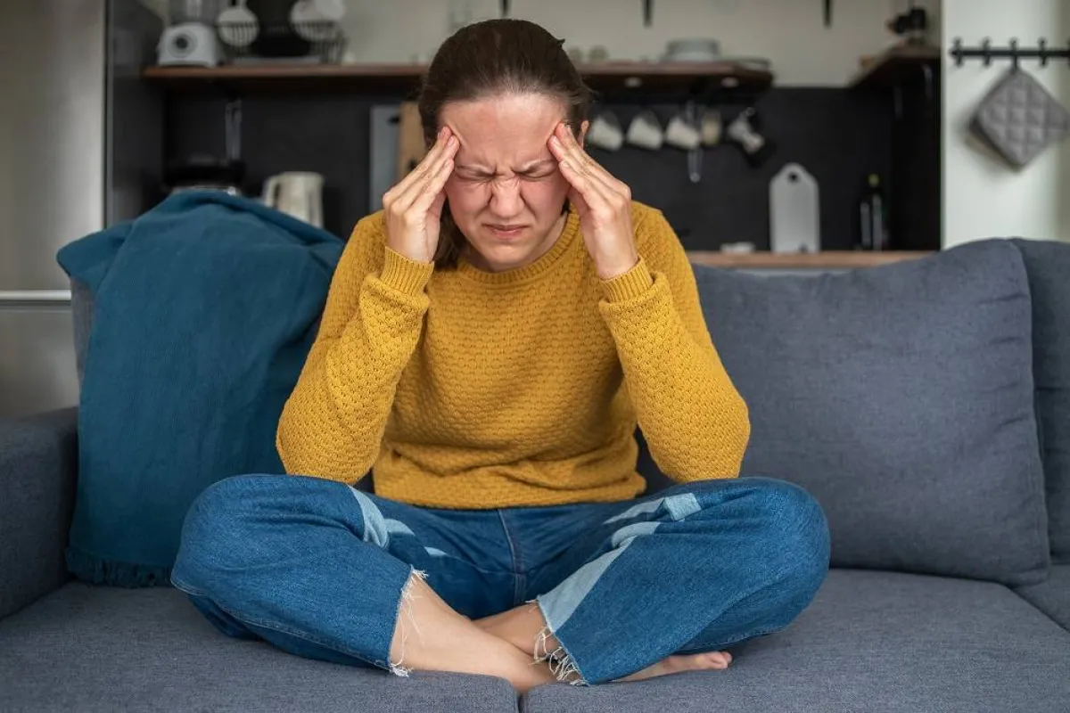 الوخز والتنميل في الجسم مع رؤية خطوط سوداء أو عدم وضوح الرؤية من أعراض الصداع النصفي