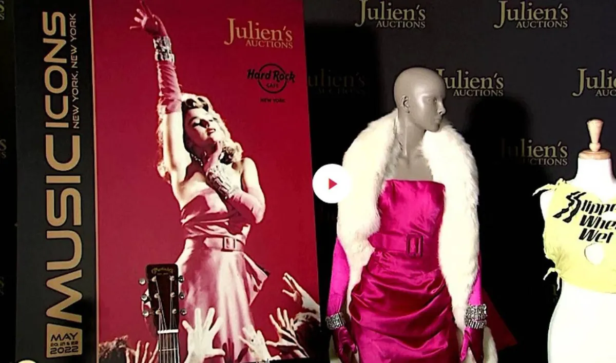 عرض فستان مارلين للبيع فى مزاد