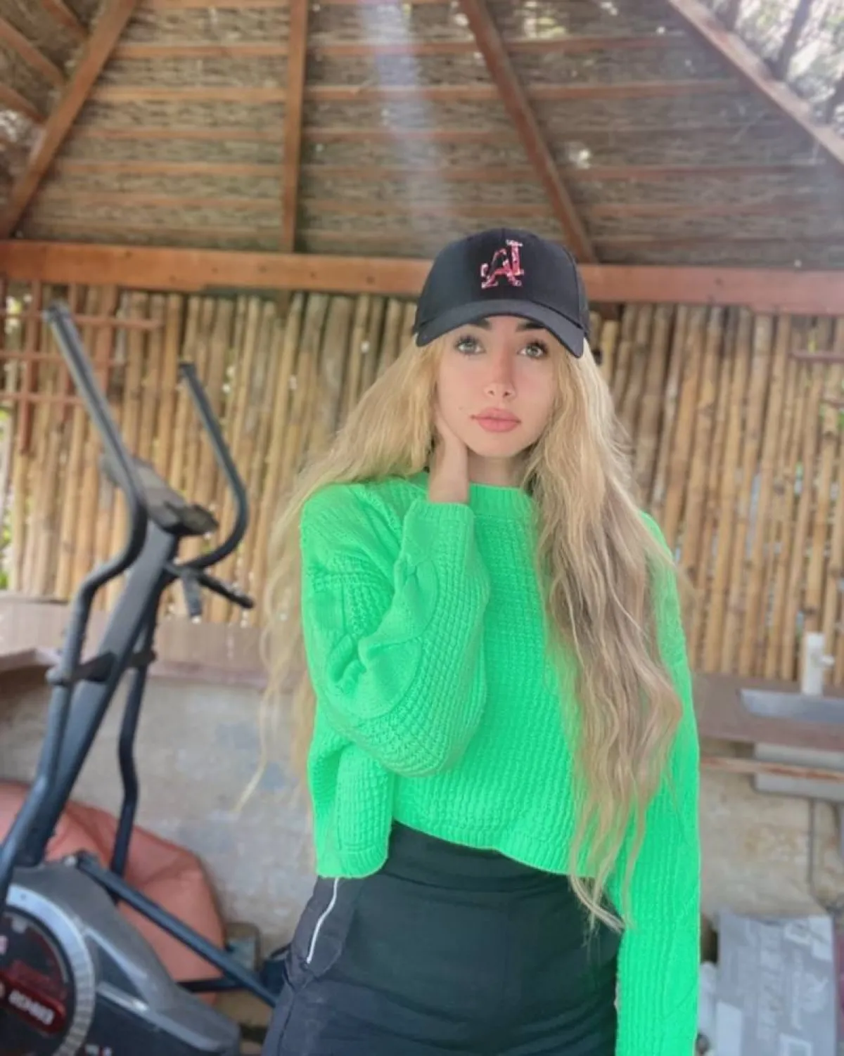 هنا الزاهد ببلوفر تريكو أخضر أوفر سايز وقبعة بيسبول سوداء