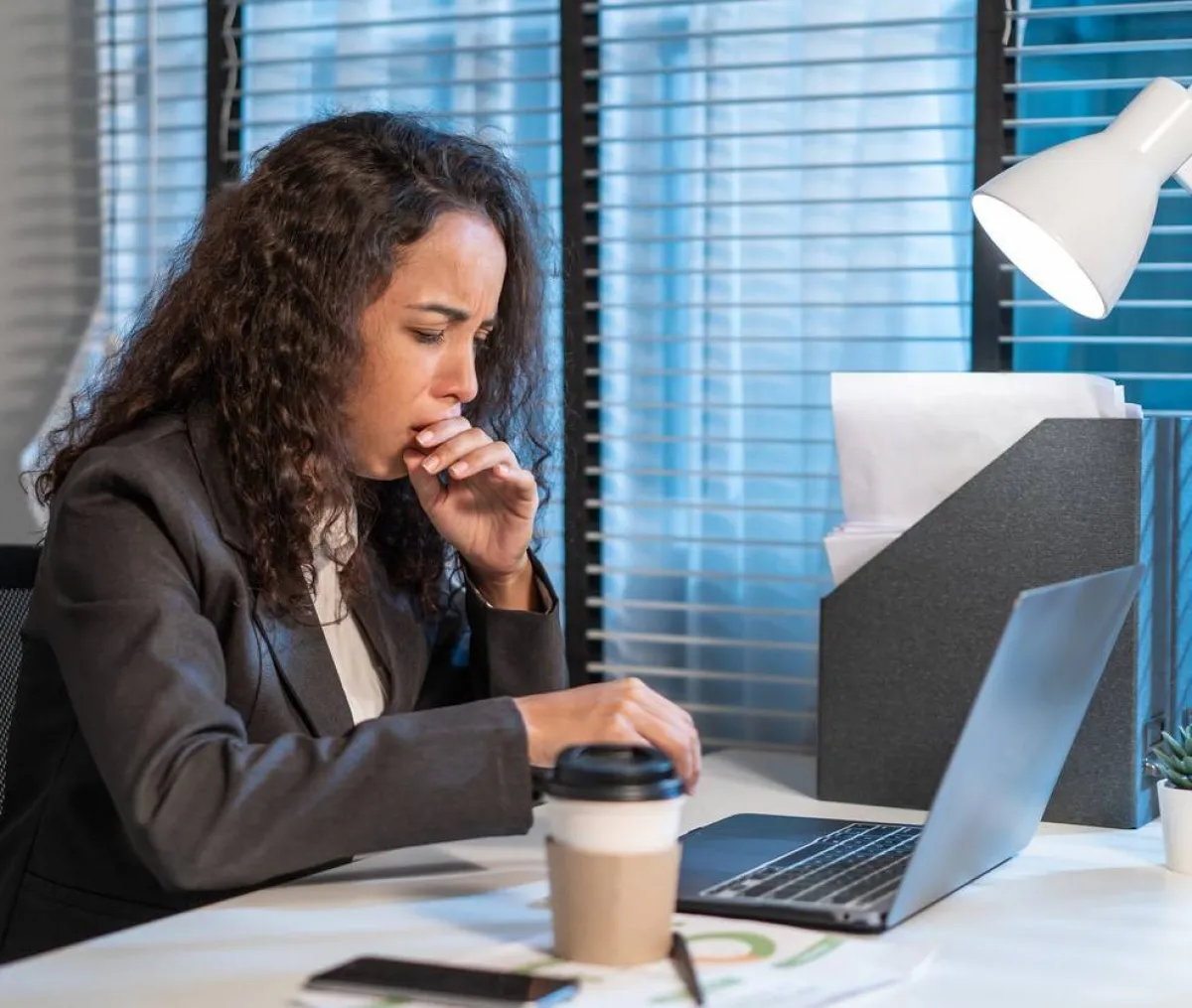 صورة لامرأة في نوبة سعال