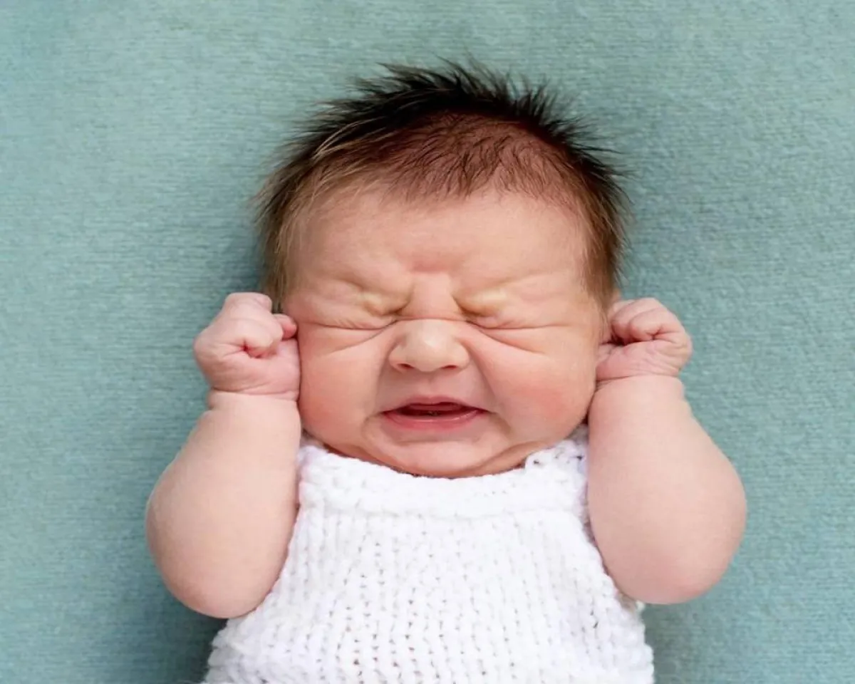 صوره لطفل صغير يبكي وهو نائم