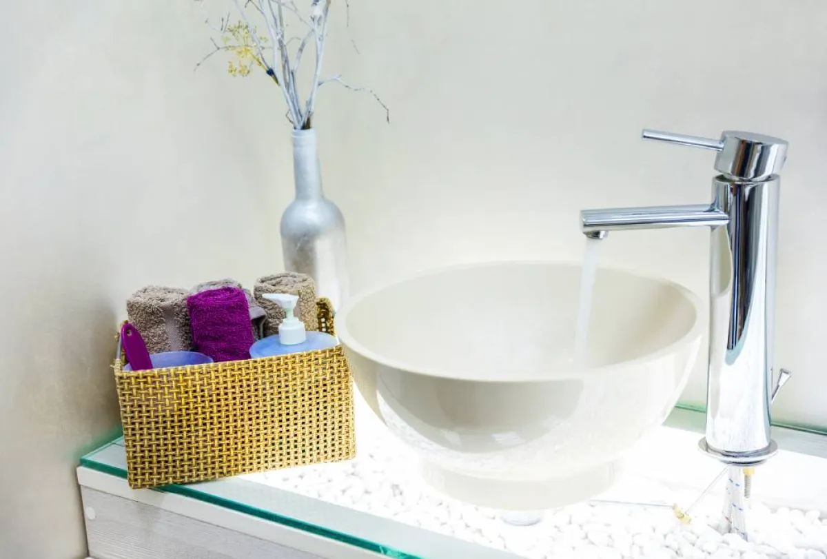 السلال مساعدة في حمل مستلزمات النظافة في الحمّام