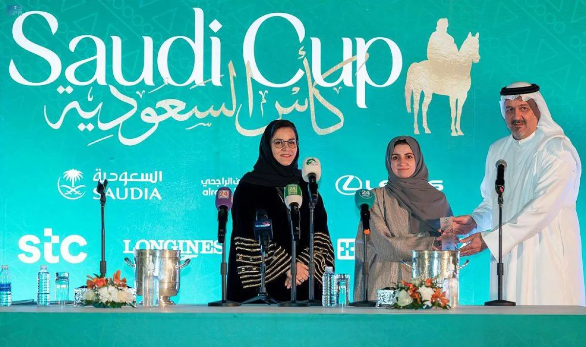 تكريم الفائزين في مسابقة تصميم الكؤوس والجوائز لأشواط كأس السعودية لسباق الخيل 2022 - الصورة من "واس"