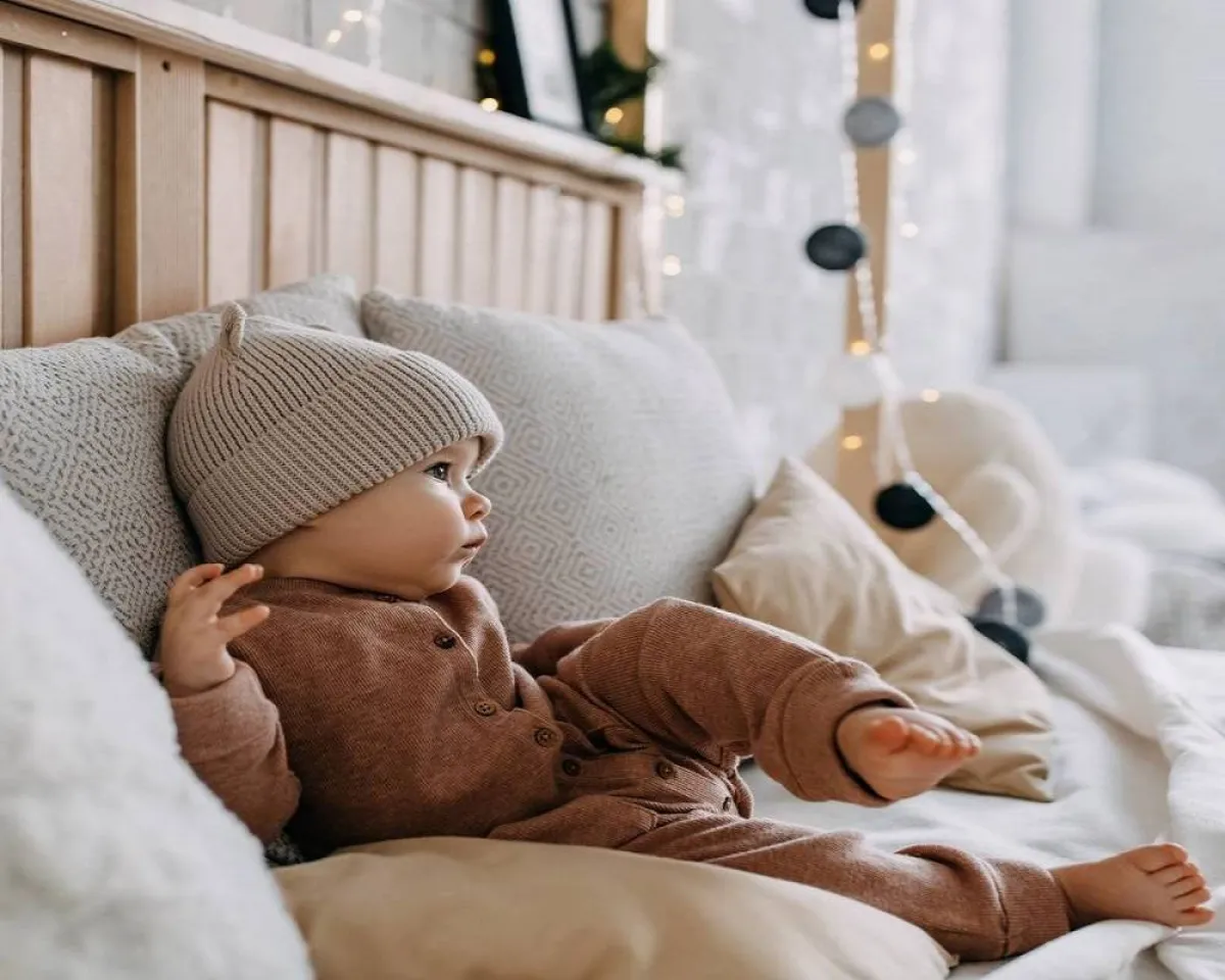 صورة لطفل رضيع يحاول الجلوس