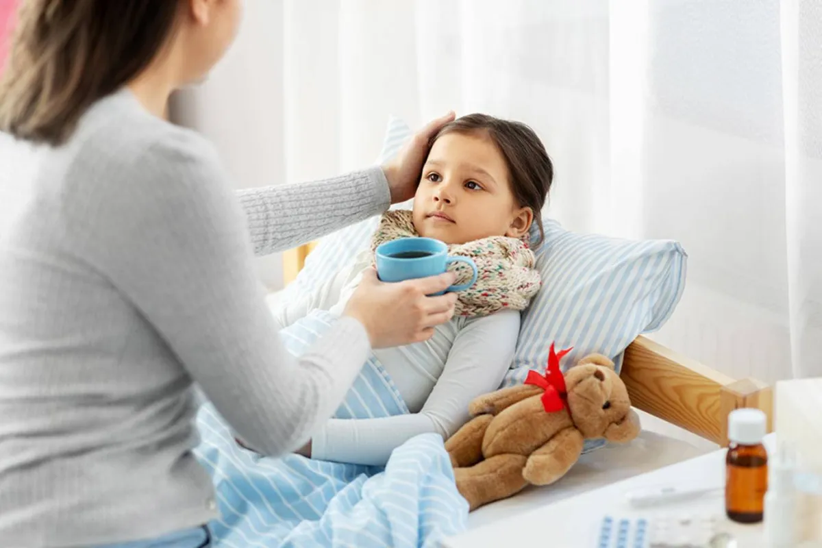 صورة لطفلة تتناول السوائل