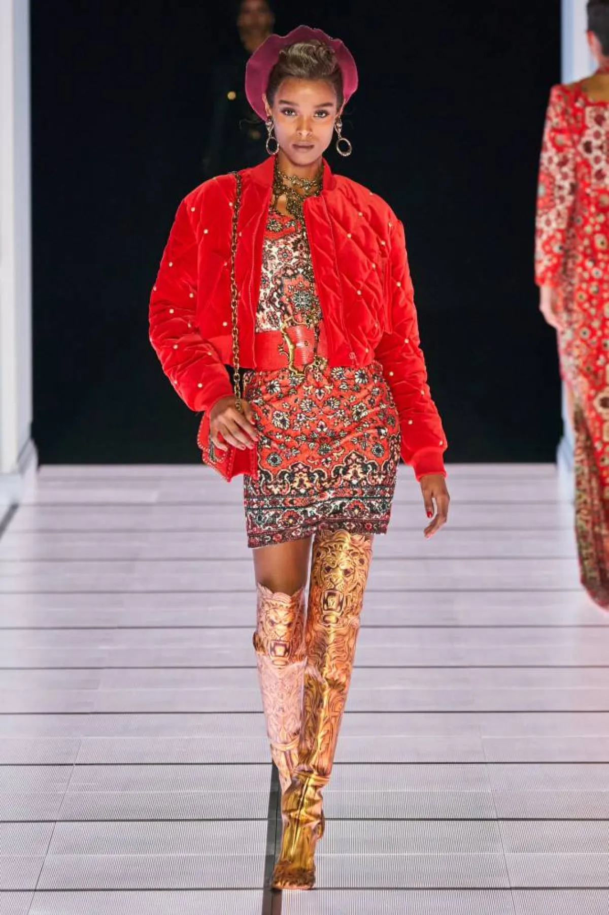 سترة من الفرو الأحمر والسروال مطبع برسوم من موسكينو