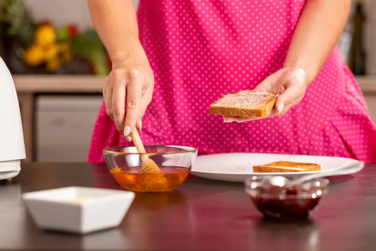 صورة لامرأة تأكل العسل