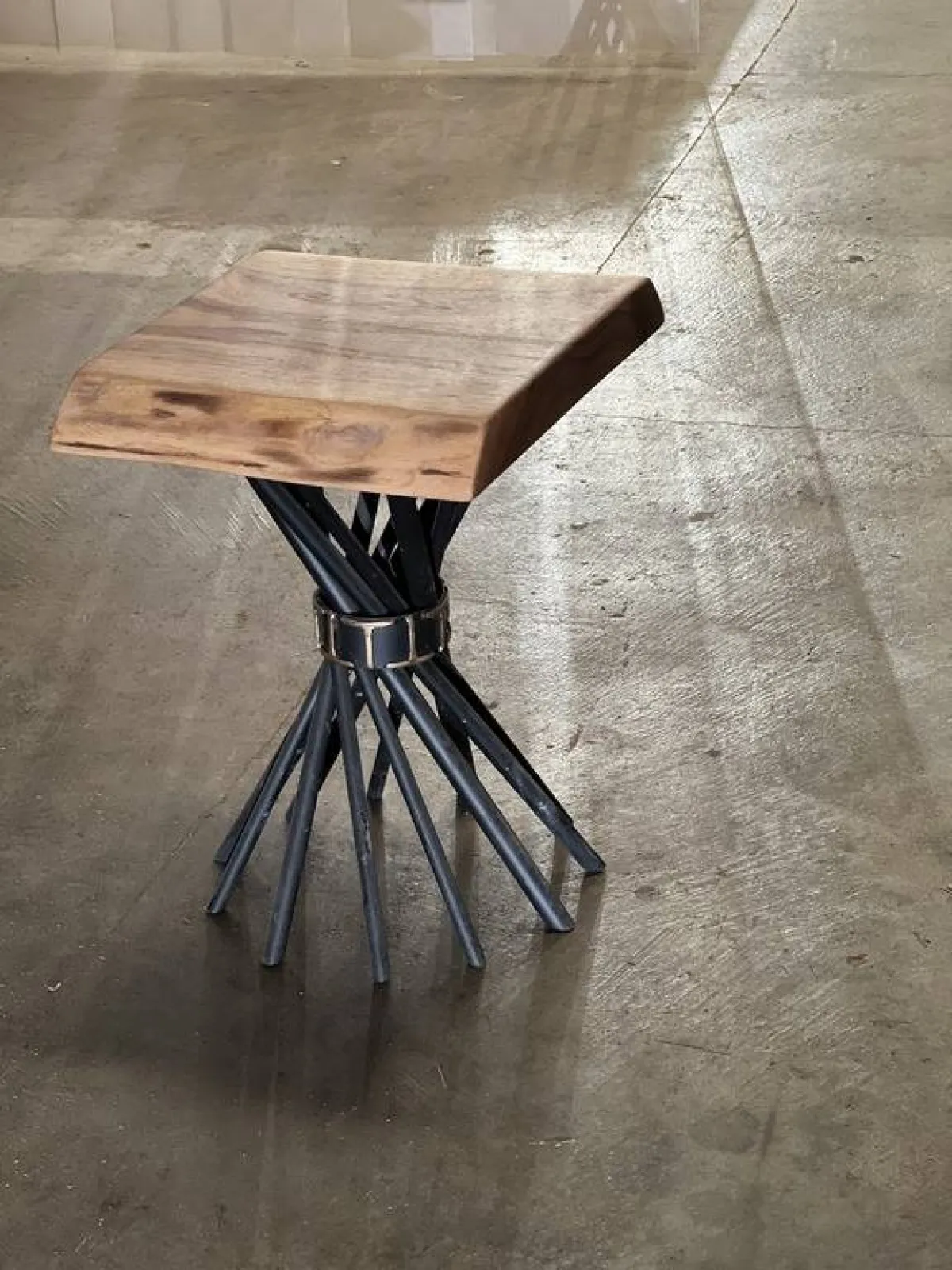 طاولة جانبيّة ذات هيكل حديد وسطح من الخشب الطبيعي