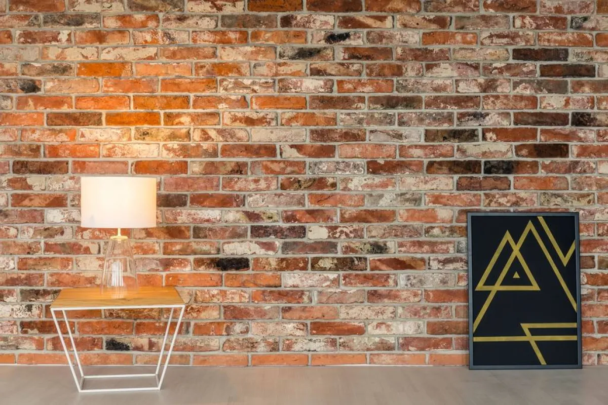 الطاولة الجانبيّة ذات الزوايا الحادّة تتطلّب مساحة كبيرة حتّى تستقبلها