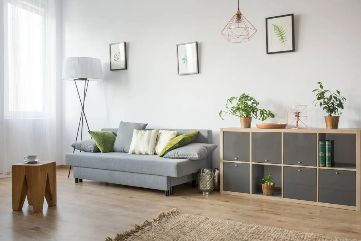 قد تتوسّط الطاولة الجانبيّة غرفة الجلوس