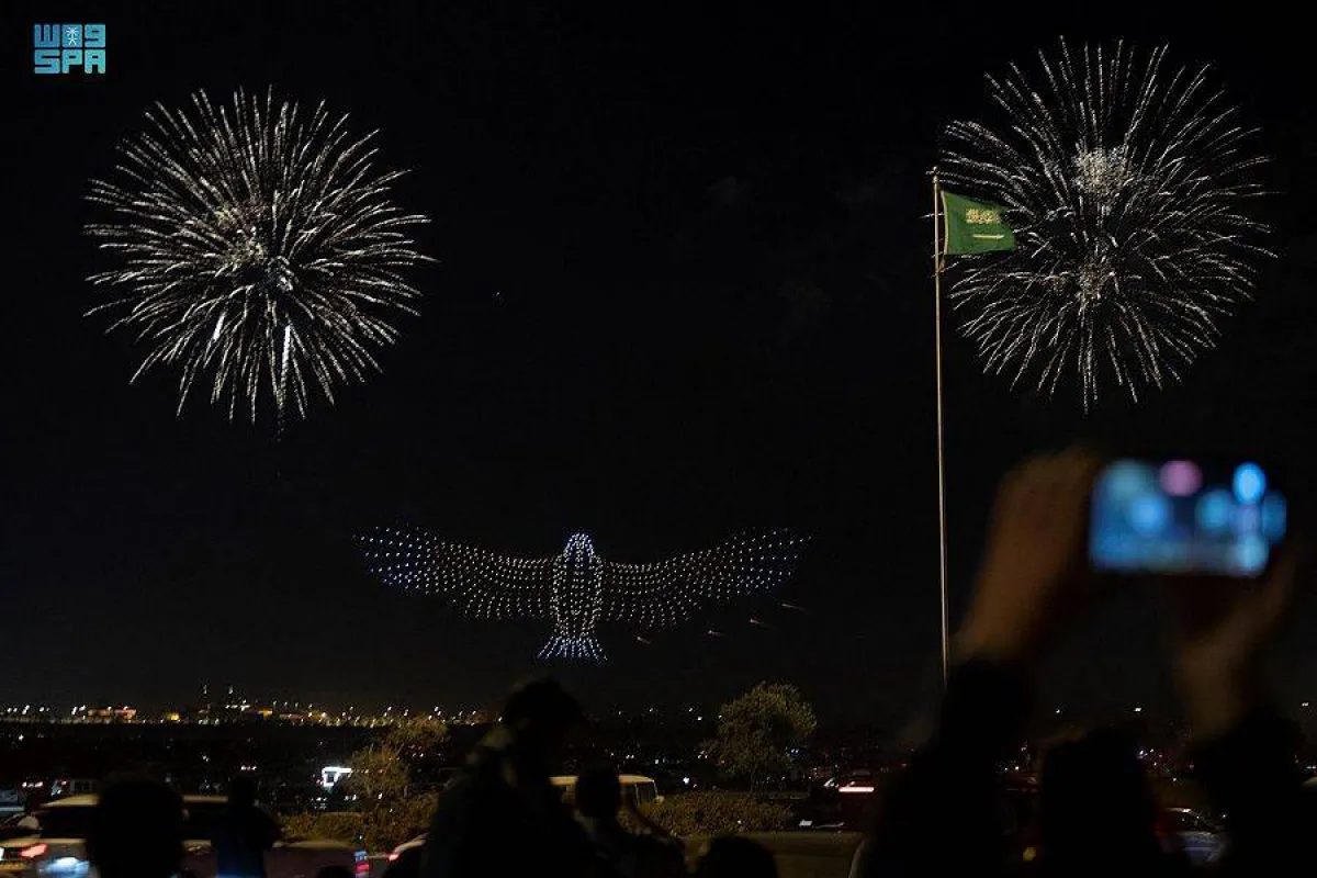 عرض الضوء يزين سماء الرياض احتفالا بيوم التأسيس - الصورة من واس
