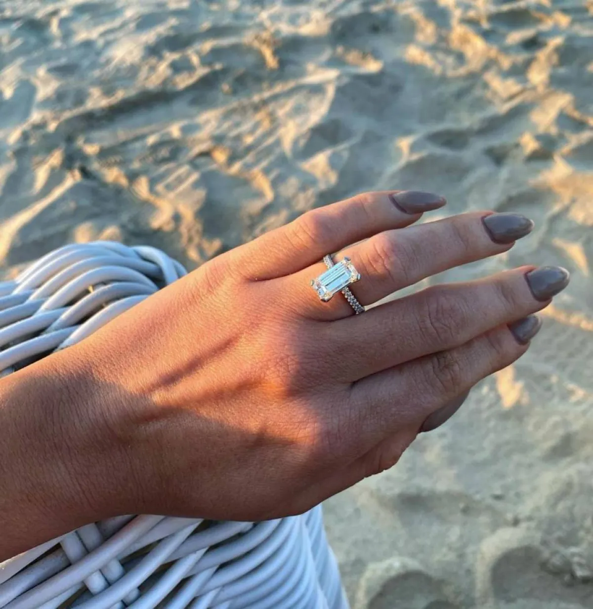 خاتم خطوبة فيكي باتيسون - الصورة من حساب فيكي باتيسون على انستغرام